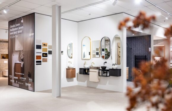 Badkamershowroom van Sani4All Almelo met wastafelmeubels en spiegels