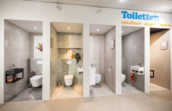 Toiletopstellingen in de showroom van Sani4All Almelo